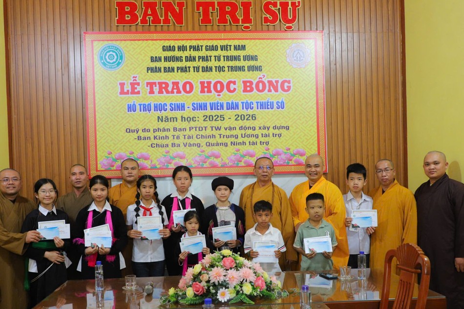 Phân ban Phật tử dân tộc T.Ư phía Bắc, Ban Trị sự GHPGVN tỉnh Lào Cai tặng học bổng cho các em học sinh