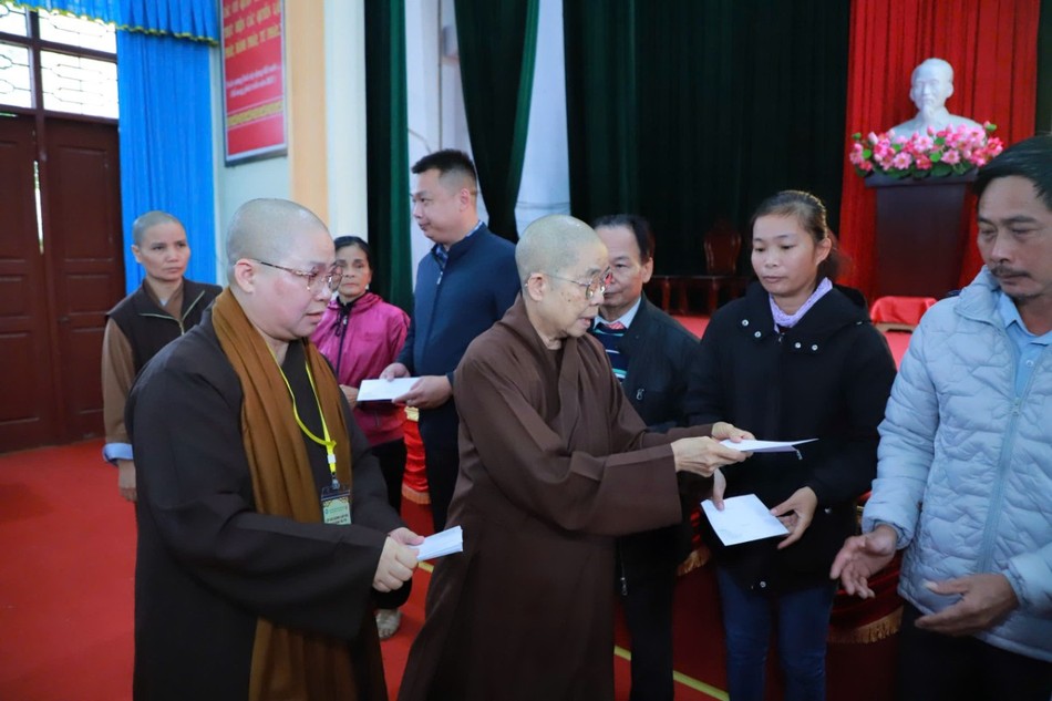 Ni trưởng Thích nữ Nhật Khương trao quà đến bà con vùng bão lũ tỉnh Ninh Bình