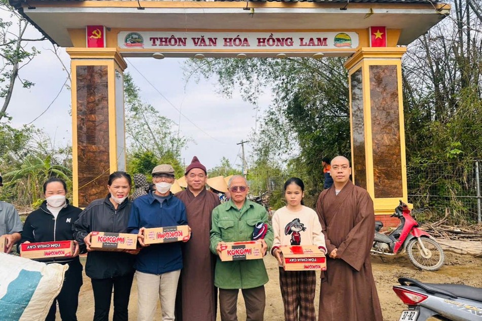 Chư Tăng trong đoàn trao quà đến người dân tỉnh Hà Tĩnh