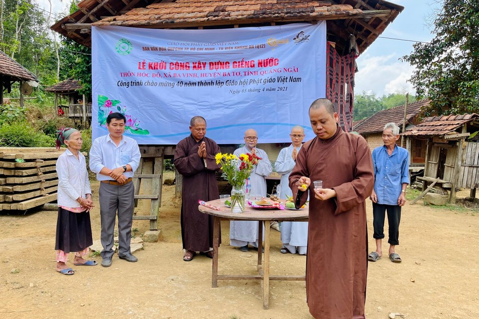 Đại đức Thích Chí Giác Thông thực hiện nghi thức sái tịnh tại lễ khởi công xây dựng giếng nước dân sinh cho bà con miền núi tại huyện Ba Tơ, tỉnh Quảng Ngãi