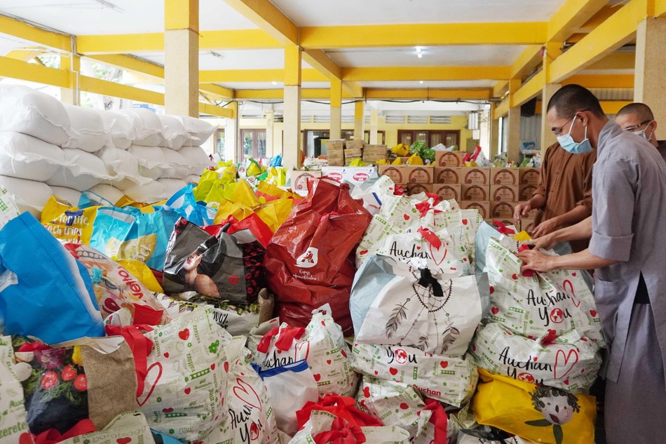 1.200 phần quà được Ban từ thiện - Xã hội Phật giáo TP.HCM chuyển đến bà con khó khăn quận 3