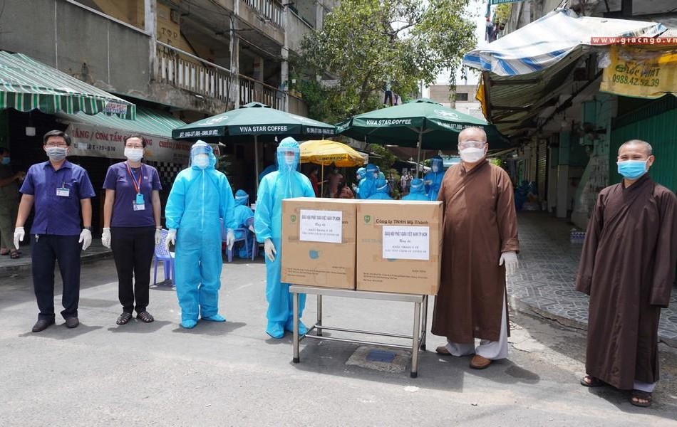 Chư tôn đức Phật giáo TP.HCM tặng khẩu trang đến người dân khu cách ly y tế chung cư Ấn Quang, phường 9, quận 10