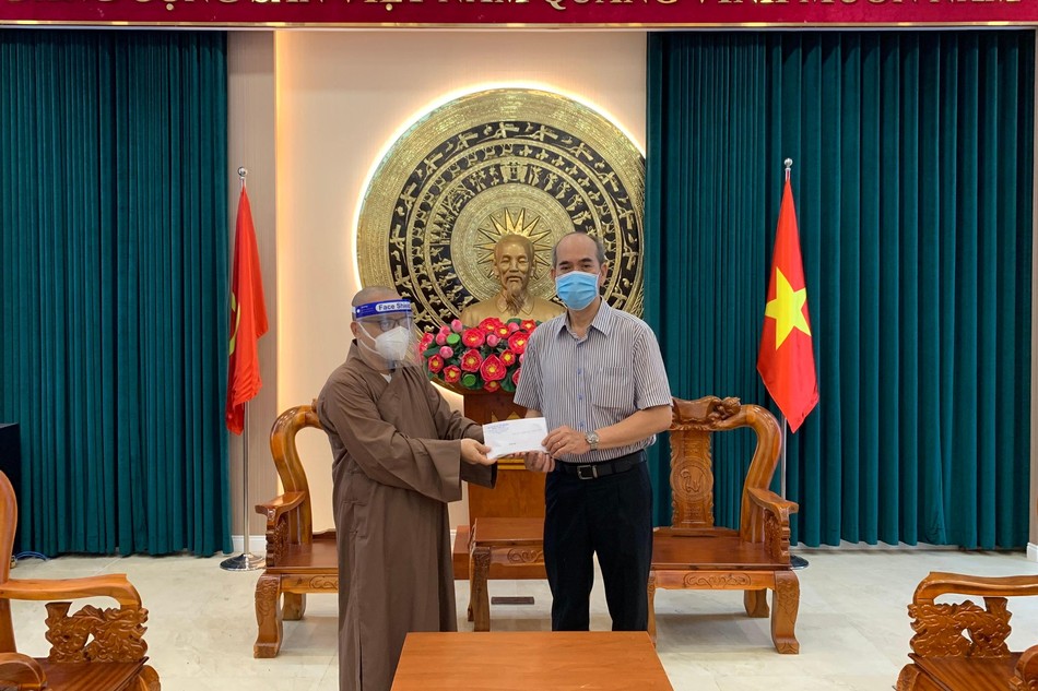 Đại đức Thích Thiện Châu trao kinh phí ủng hộ tuyến đầu chống dịch tại UBND quận 3