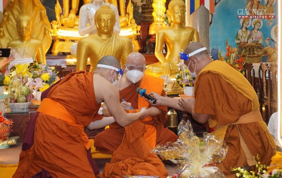 Lễ dâng y Kathina diễn ra tại chùa Phổ Minh sáng 31-10