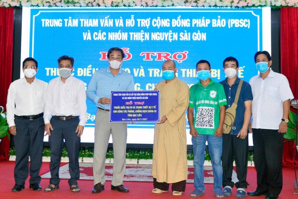 Trung tâm Tham vấn và Hỗ trợ Cộng đồng Pháp Bảo trao thiết bị y tế tới ông Trần Hoài Đảo, Phó Giám đốc Sở Y tế Bạc Liêu - Ảnh: PB