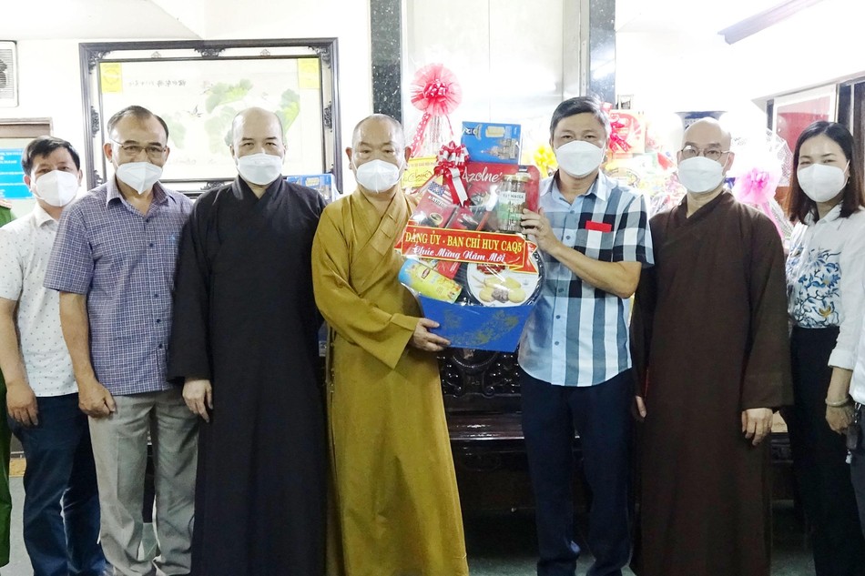 Công an quận 5 chúc mừng Xuân đến chư tôn đức quận 5 và Phật giáo người Hoa