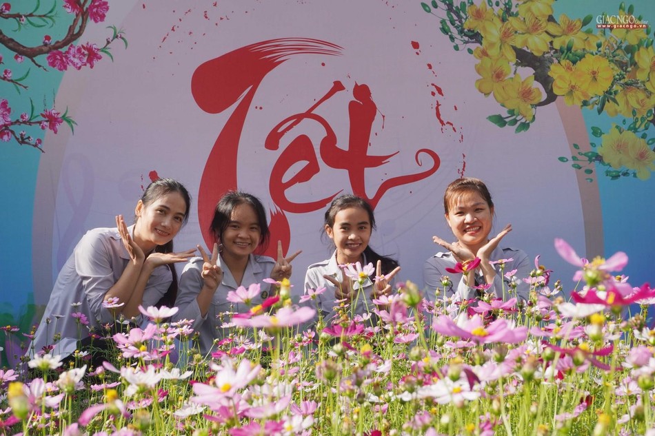 Bạn trẻ đến chùa Quảng Trạch, huyện Lắk ngày mùng 1 Tết