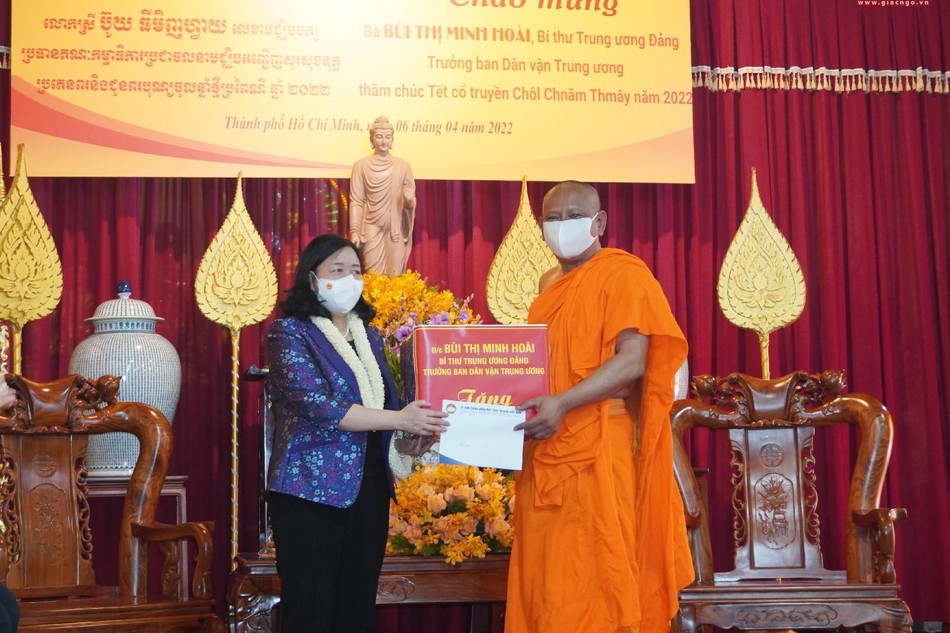 Bà Bùi Thị Minh Hoài trao tặng quà chúc mừng Tết cổ truyền Chôl Chnăm Thmây năm 2022 đến Hòa thượng Danh Lung