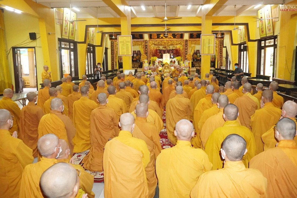 Chư Tăng chùa Vĩnh Nghiêm tác bạch chư tôn đức giáo phẩm chứng minh lễ kiết giới An cư kiết hạ - Phật lịch 2566