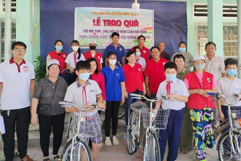 Chùa Thiên Đức và mạnh thường quân trao tặng xe đạp đến học sinh khó khăn ở xã Bình Mỹ - Ảnh: TĐ