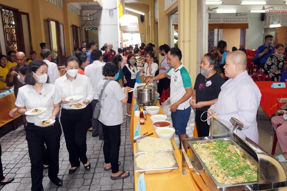 Buffet thực chay tại chùa Ấn Quang, quận 10 gây quỹ giúp đỡ người nghèo trên địa bàn quận
