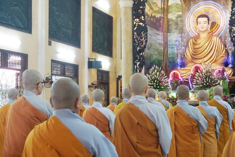 Trang nghiêm khóa lễ tại chánh điện