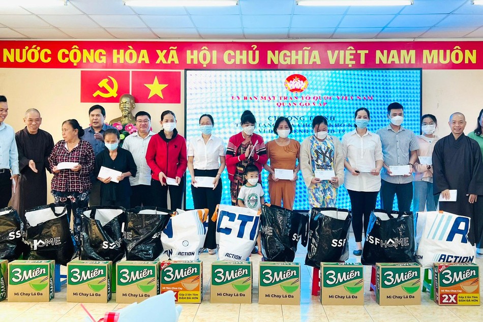 Ban Trị sự GHPGVN TP.HCM trao 42phần quà đến 42 gia đình có thân nhân qua đời do dịch Covid-19 tại địa bàn quận Gò Vấp - Ảnh: BTT GV