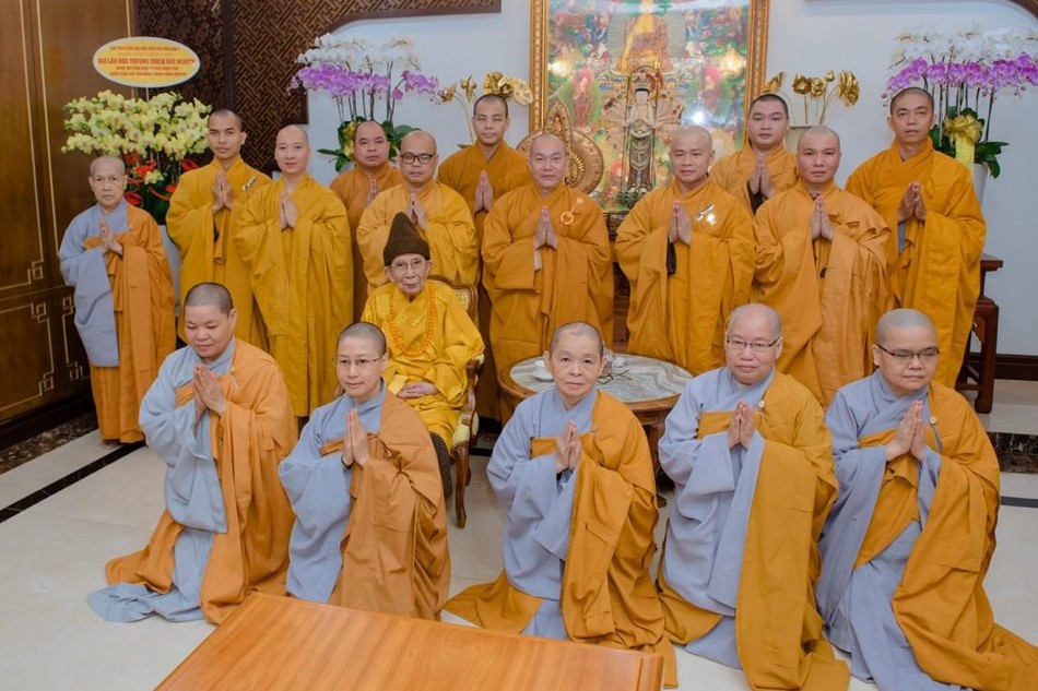 Chư tôn đức Phật giáo quận 3 khánh chúc Đại lão Hòa thượng Thích Đức Nghiệp, Phó Pháp chủ kiêm Giám luật Hội đồng Chứng minh GHPGVN tại tổ đình Vĩnh Nghiêm