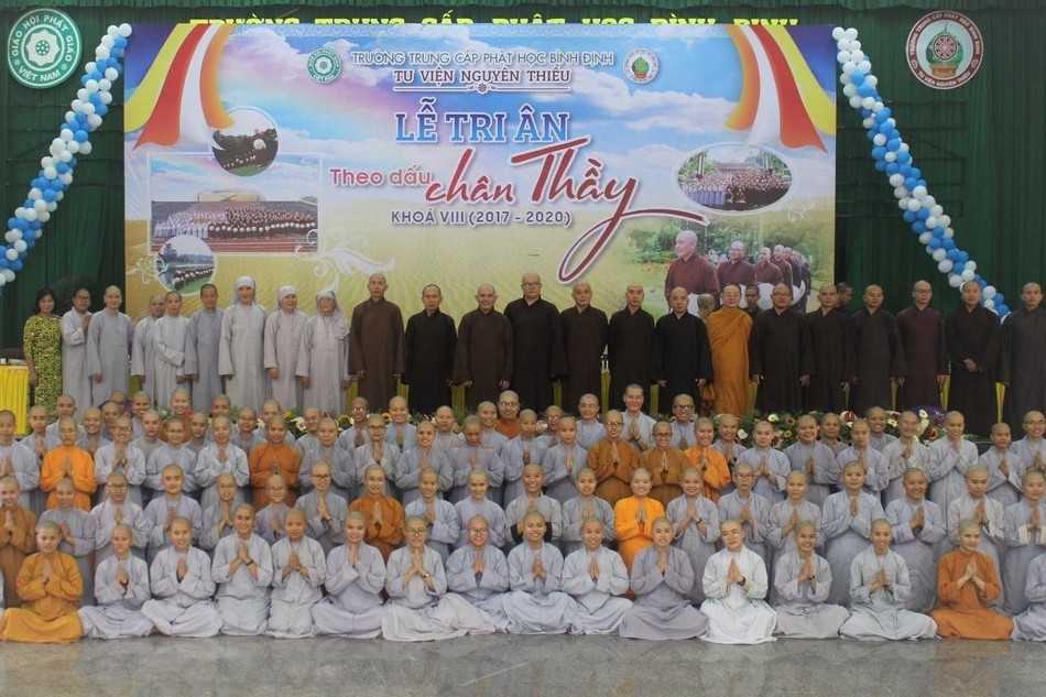Tăng Ni sinh khóa VIII Trường Trung cấp Phật học Bình Định tri ân đến chư tôn đức Ban Giám hiệu, giáo thọ sư