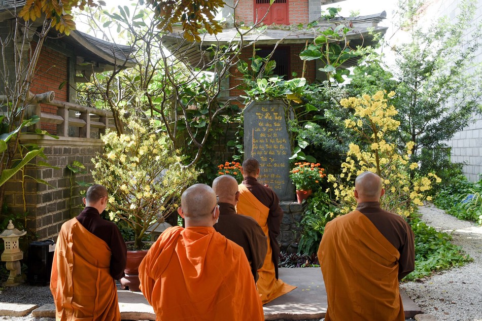 Chư tôn đức dâng hương đảnh lễ trước tháp Tổ