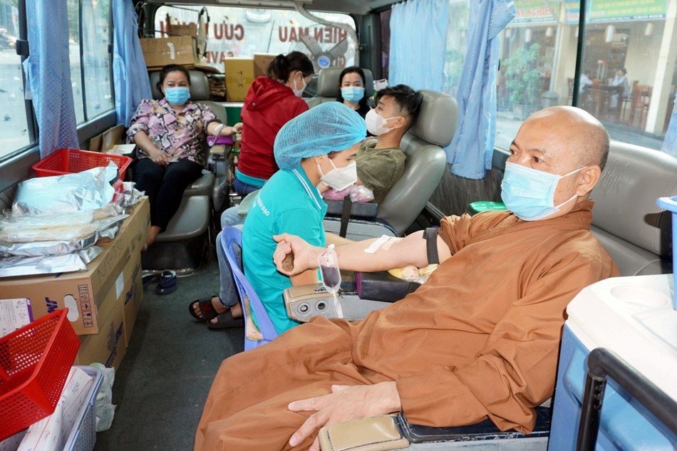 Đại đức Ngô Văn Tuấn cùng Phật tử hiến máu nhân đạo sáng nay 26-2