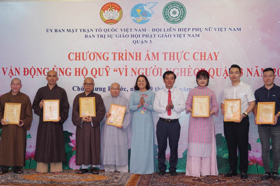 Ban Trị sự Phật giáo Q.3, Tăng Ni, Phật tử và các mạnh thường quân đóng góp quỹ "Vì người nghèo" của quận