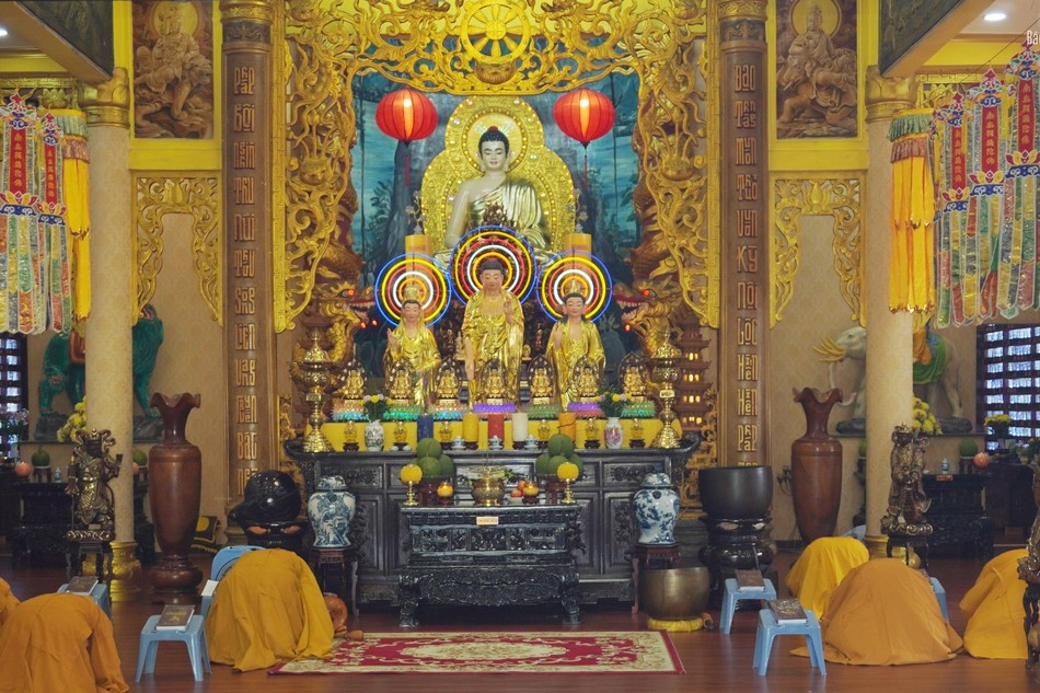 Chư hành giả an cư tại trường hạ chùa Minh Đạo trong thời khóa sám hối 