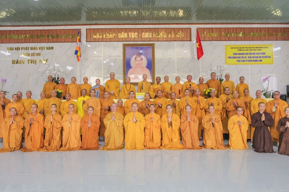 Chư tôn đức Ban Thường trực Ban Trị sự GHPGVN TP.HCM thăm trường hạ chùa Pháp Thành