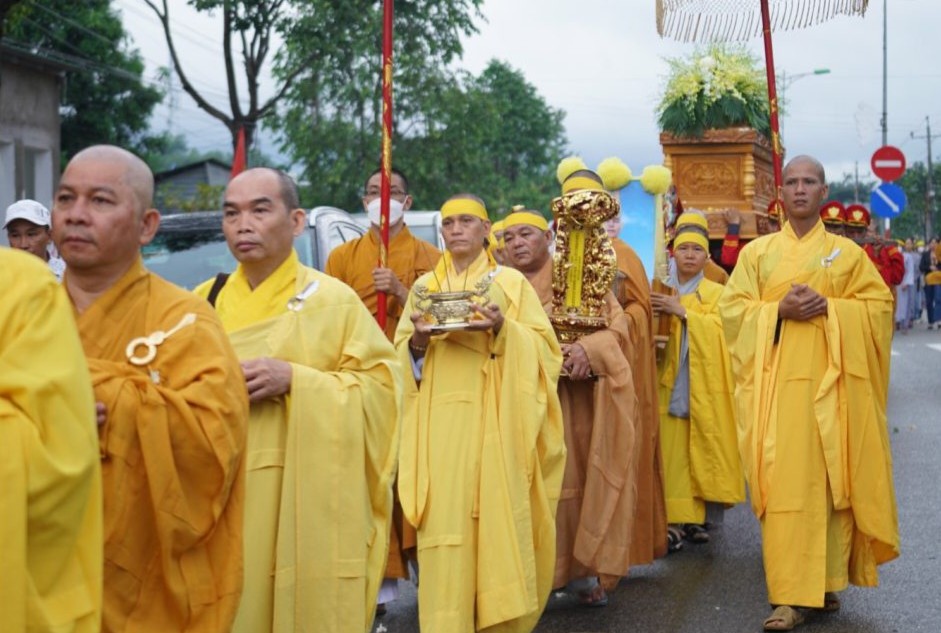 Môn đồ pháp quyến phụng tống kim quan Trưởng lão Hòa thượng Thích Giác Minh đến nơi trà-tỳ - Ảnh: Tường Huy
