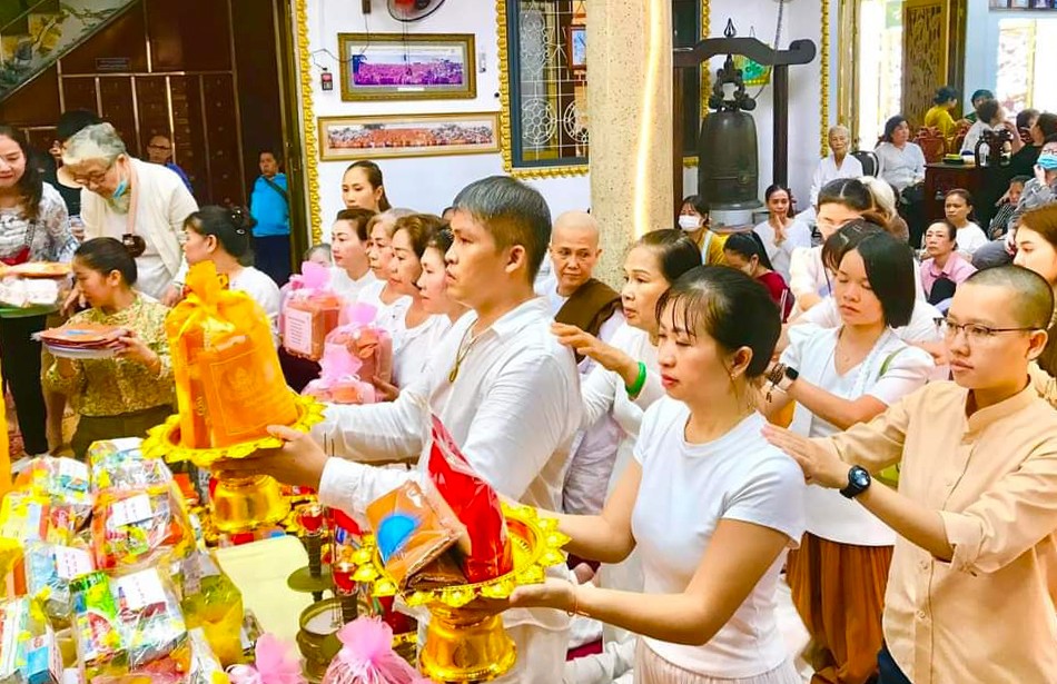 Phật tử dâng y tắm mưa đến chư Tăng chùa Phổ Minh