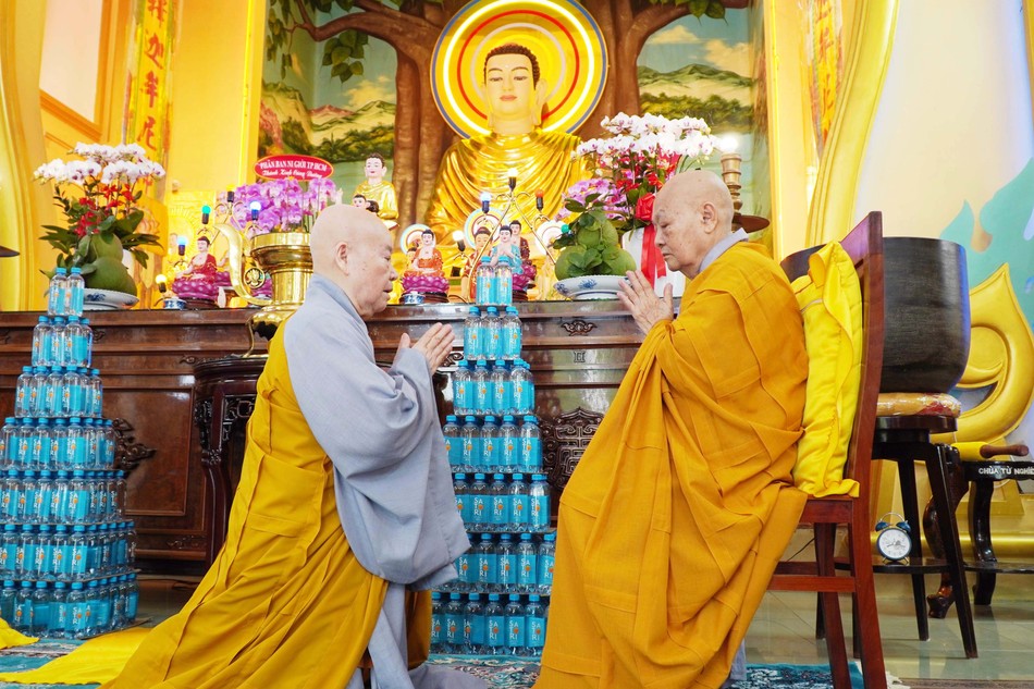 Nhi vị Ni trưởng đối thú Tự tứ