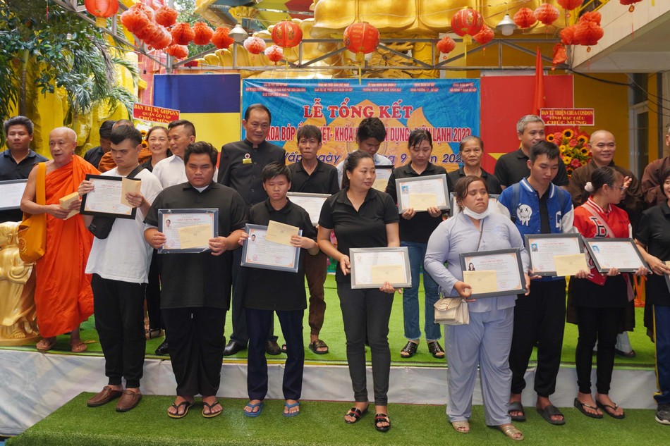 Chư tôn đức Phân ban Huấn nghệ và Phát triển cộng đồng, Q.Gò Vấp, Hội đông y Q.Gò Vấp trao chứng nhận đến các học viên khóa xoa bóp, ấn huyệt