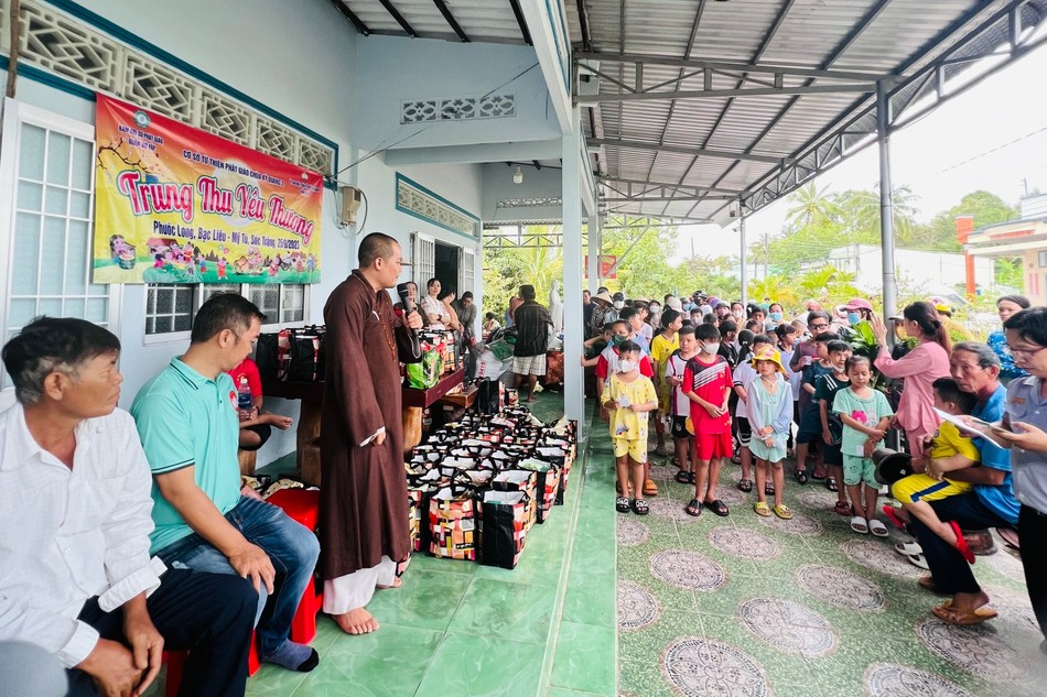 Đoàn tặng quà Tết Trung thu tại tỉnh Bạc Liêu 