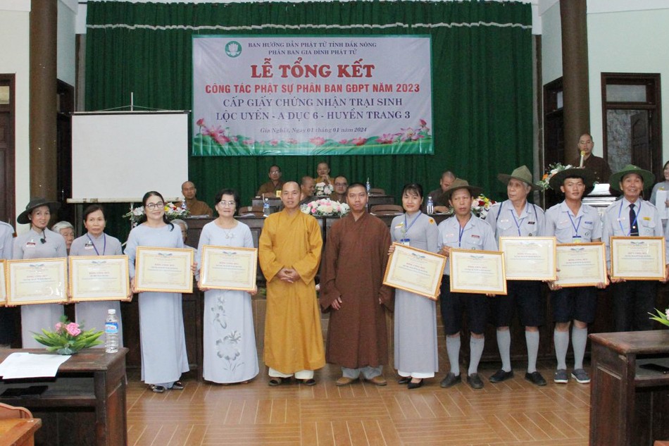 Chư tôn đức Ban Hướng dẫn Phật tử tỉnh trao ghi nhận công đức đến Phân ban Gia đình Phật tử tỉnh 