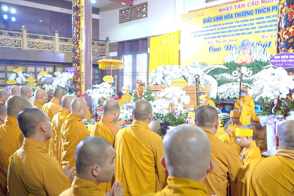 Ban Trị sự GHPGVN tỉnh Vĩnh Long viếng tang Thượng tọa Thích Phước Hạnh sáng 15-4 - Ảnh: Minh Trực