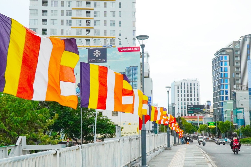 Cờ Phật giáo được thiết trí rợp cầu Công Lý hướng vào chùa Vĩnh Nghiêm (Q.3, TP.HCM) 