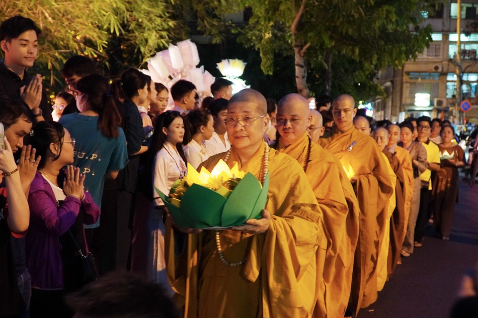 Đêm hoa đăng kính mừng Phật đản Phật lịch 2568 tại chùa Pháp Hoa tối 12-4 âm lịch