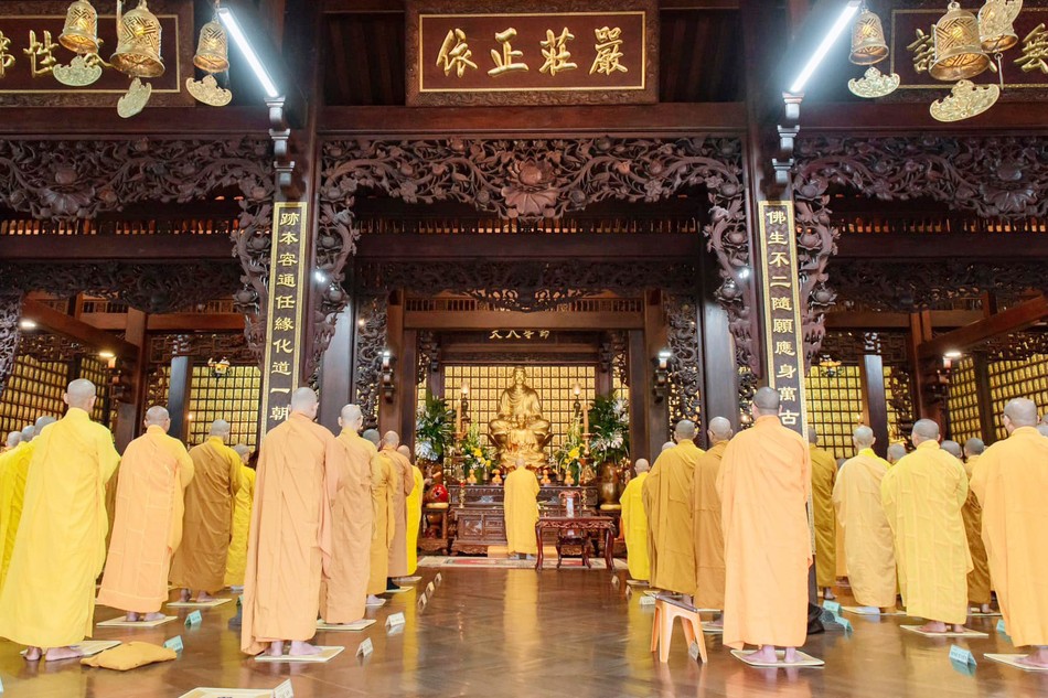 Trang nghiêm lễ Bố-tát của chư Tăng tại chùa Sắc Tứ Khải Đoan