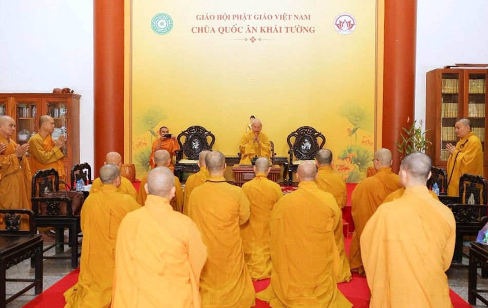 Đoàn Ban Hoằng pháp T.Ư, Ban Kinh tế - Tài chính T.Ư vấn an đến Trưởng lão Hòa thượng Thích Thiện Nhơn - Ảnh: Tích Trí