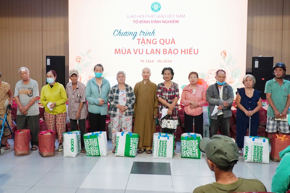 Chùa Vĩnh Nghiêm tặng quà Vu lan đến bà con khó khăn tại P.Võ Thị Sáu, Q.3, TP.HCM