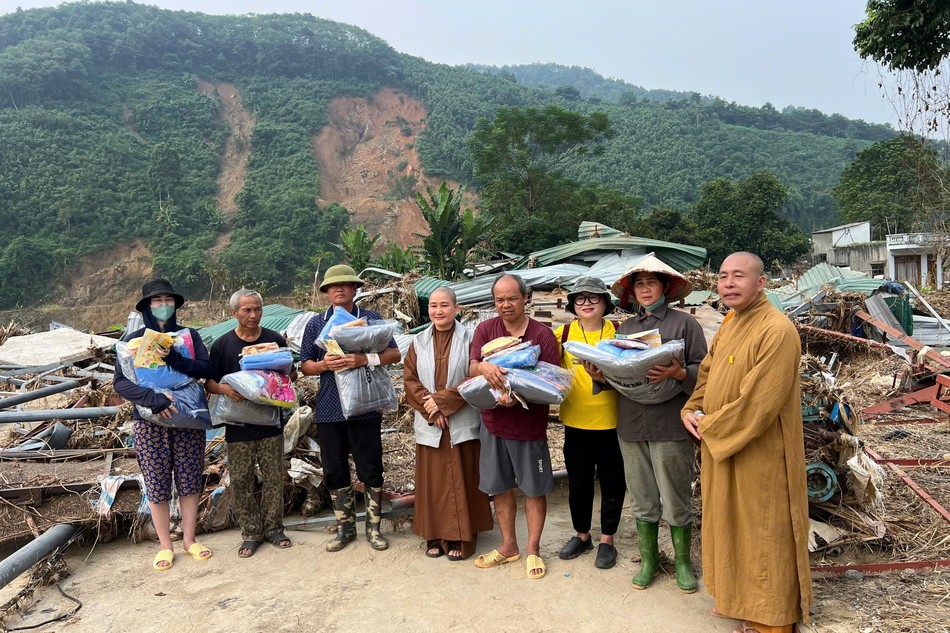 Đoàn Ban Trị sự GHPGVN Q.12 tặng quà đến các hộ gia đình có nhà bị sập do bão số 3 