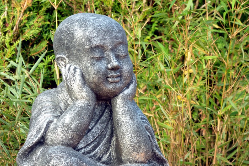 Hãy sống với tâm hồn thơ mộng như một hậu sinh của rồng và tiên, hãy thường trực nhìn thấy tất cả chúng sinh và mình như chung trong một chùm bọt nước. Và hãy sẵn sàng bố thí dù là miếng ăn cuối cùng của mình