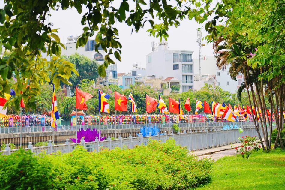 Cờ, hoa, pano được thiết trí hai bên bờ kênh Nhiêu Lộc - Thị Nghè 