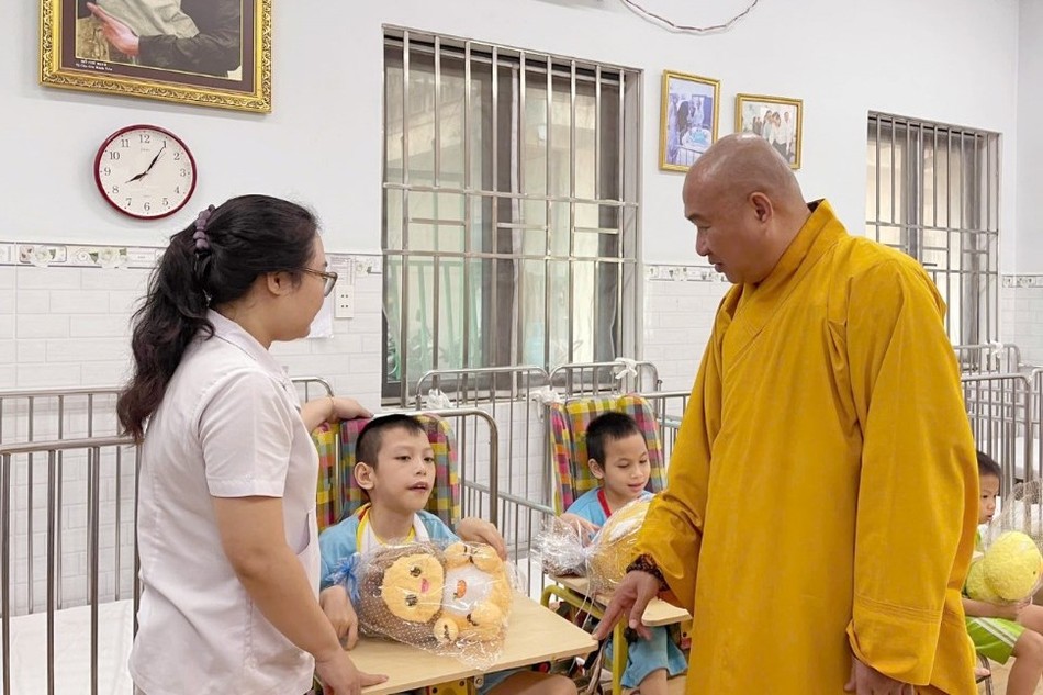 Thượng tọa Thích Phước Nguyên thăm hỏi, tặng quà đến các em khuyết tật