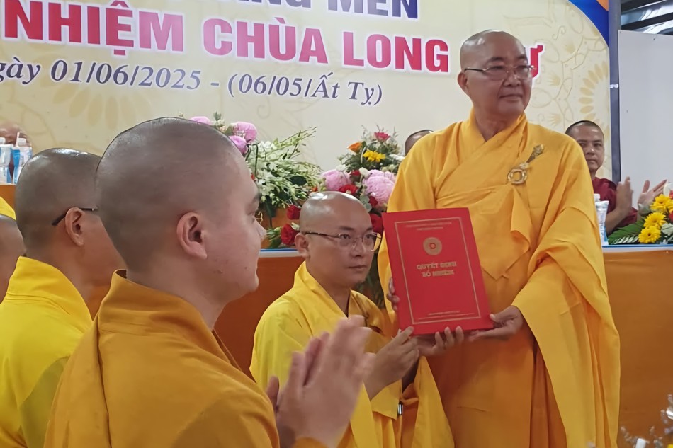 Hòa thượng Thích Minh Nhật trao quyết định bổ nhiệm trụ trì đến Đại đức Thích Quảng Mến 