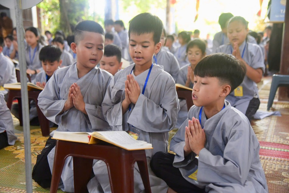 Các em nhỏ tụng kinh tại khóa tu chùa Linh Quang