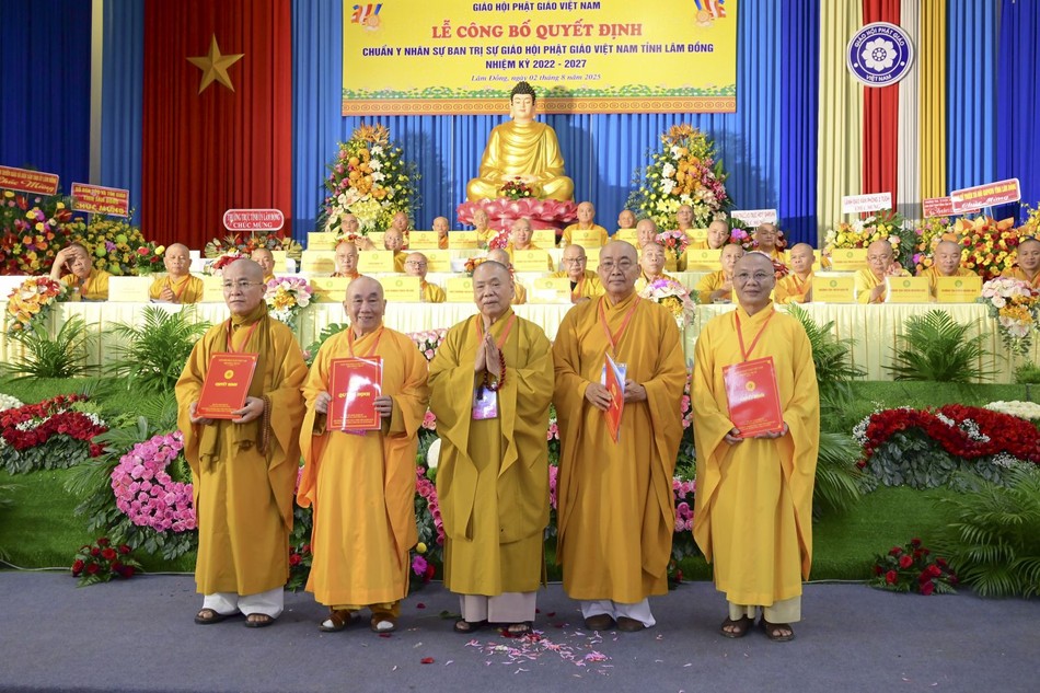 Trưởng lão Hòa thượng Thích Thiện Pháp trao quyết định đến các vị Ban Thường trực Ban Trị sự GHPGVN tỉnh 