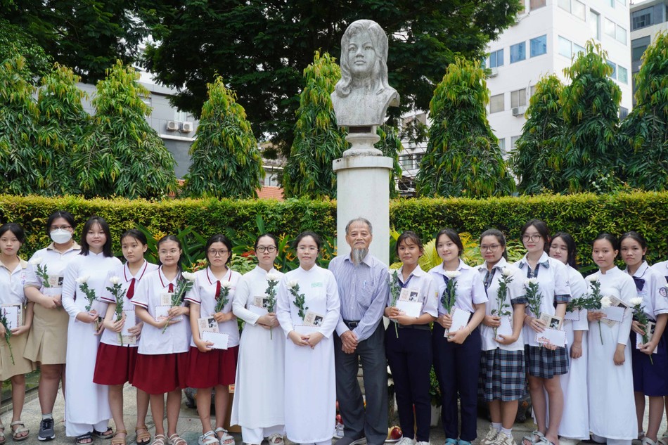 PGS.TS Nguyễn Thiện Tống trao học bổng Quách Thị Trang đến các nữ sinh tại TP.HCM