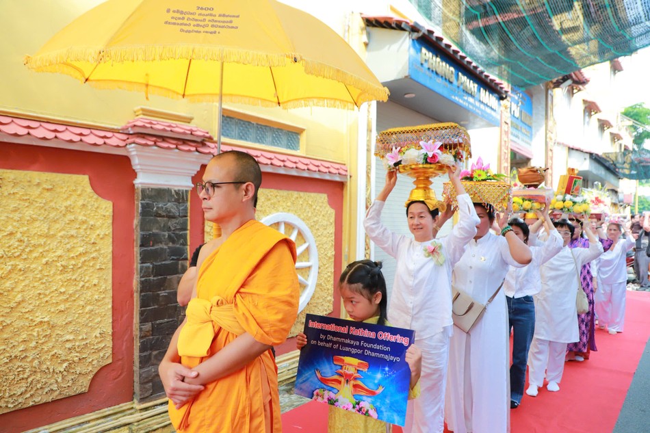 Nhiễu Phật ba vòng quanh chánh điện chùa Phổ Minh trong Lễ dâng y Kathina