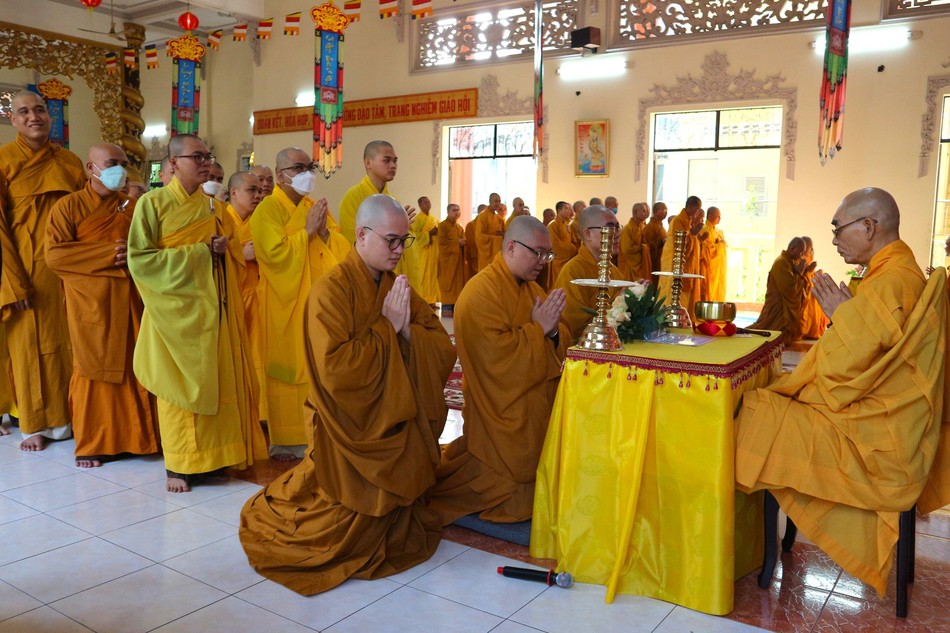 Chư Tăng cử hành nghi thức Tự tứ