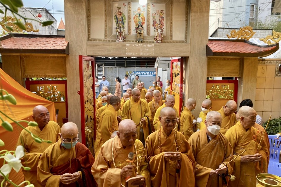 Chư tôn đức thực hiện nghi thức niêm hương trước Tam bảo