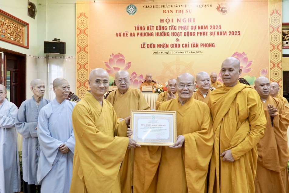 Ban Trị sự GHPGVN TP.HCM trao Bằng tuyên dương công đức đến tập thể Ban Trị sự GHPGVN Q.6 