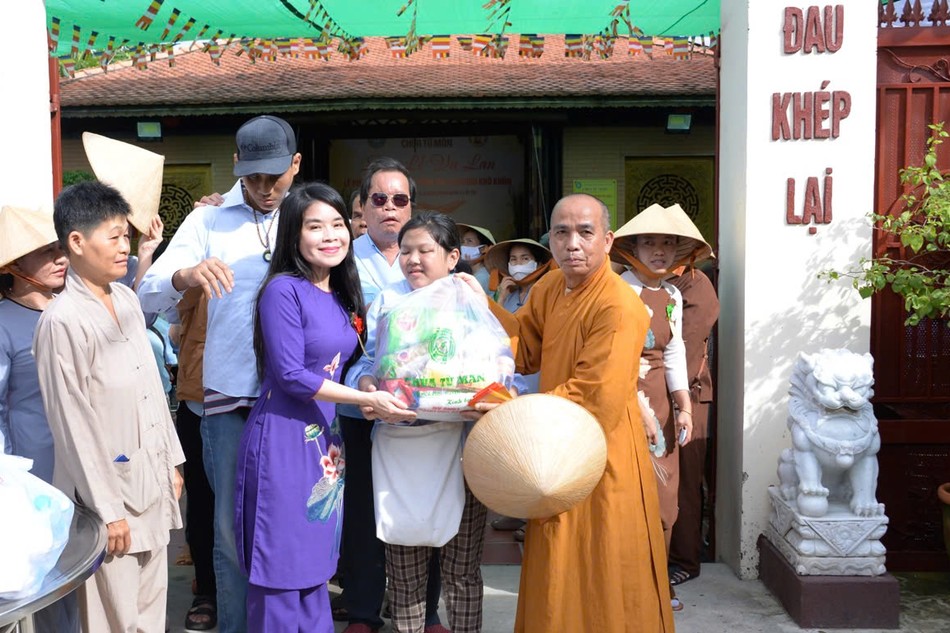 Thượng tọa Thích Viên Trí ân cần chia sẻ quà và lì xì cho người mù trong mùa Vu lan - Ảnh: Bảo Toàn/BGN
