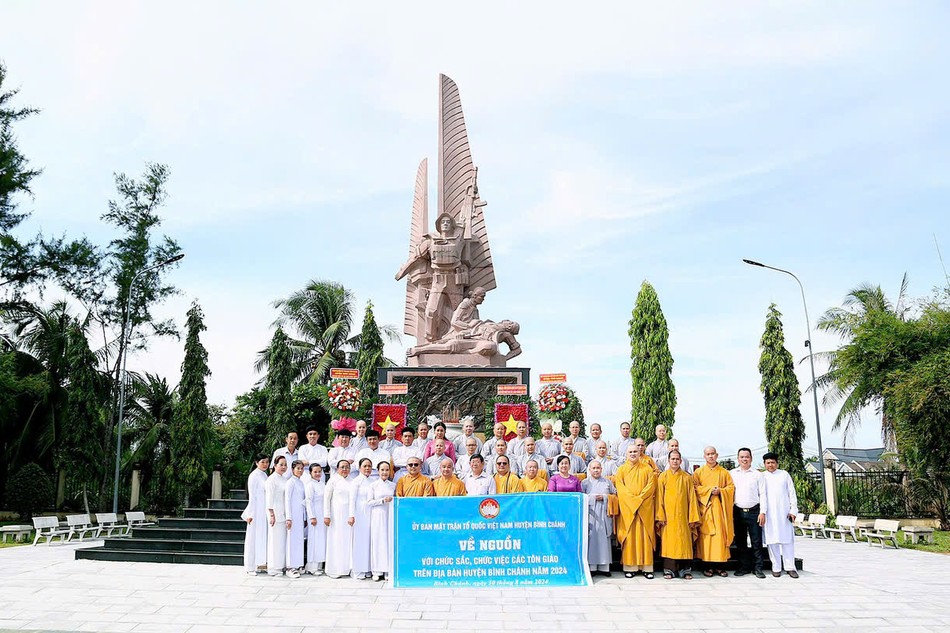 Đoàn chụp ảnh lưu niệm tại Khu Truyền thống Cuộc tổng tiến công và nổi dậy Xuân Mậu Thân 1968 (H.Bình Chánh)